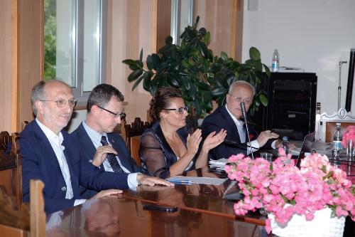 Il vicepresidente Riccardo Riccardi, l'assessore alle Risorse agroalimentari e forestali Stefano Zannier, il sindaco di Prepotto Mariaclara Forti e l'enologo Claudio Fabbro. 