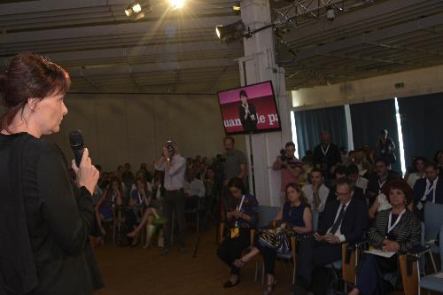 Alessia Rosolen (Assessore regionale Lavoro, Formazione, Ricerca, Università e Famiglia) interviene alla seconda edizione di Parole O_Stili - Trieste 07/06/2018