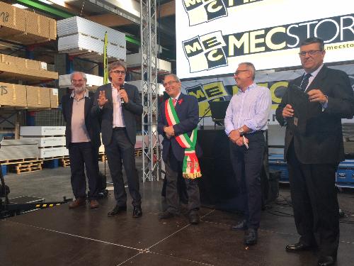 L’assessore regionale alle attività produttive Sergio Emidio Bini all’inaugurazione di Mecstore a San Vito al Tagliamento. Da sinistra il presidente del Consorzio per la Zona di sviluppo industriale Ponterosso, Renato Mascherin, il sindaco di San Vito Antonio di Bisceglie, il presidente del gruppo Mecstore, Lorenzo Flebus, e il conduttore Michele Cupitò.