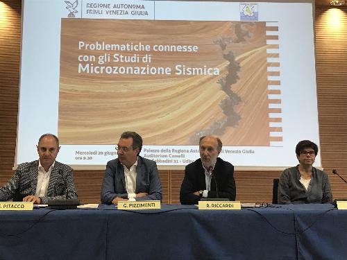 Graziano Pizzimenti (Assessore regionale Infrastrutture e Territorio) e Riccardo Riccardi (Assessore regionale Protezione civile) al convegno “Problematiche connesse con gli Studi di Microzonazione Sismica” - Udine 20/06/2018