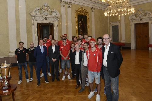 Fabio Scoccimarro (Assessore regionale Ambiente ed Energia), Massimiliano Fedriga (Presidente Regione Friuli Venezia Giulia),Tiziana Gibelli (Assessore regionale Cultura e Sport) premiano la squadra di basket Alma promossa in A1- Trieste 22/06/2018
