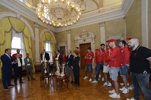 Fabio Scoccimarro (Assessore regionale Ambiente ed Energia), Massimiliano Fedriga (Presidente Regione Friuli Venezia Giulia),Tiziana Gibelli (Assessore regionale Cultura e Sport) premiano la squadra di basket Alma promossa in A1- Trieste 22/06/2018
