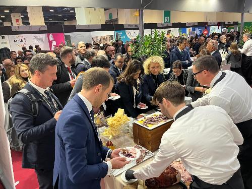 Una degustazione dei prodotti dell'enogastronomia del Friuli Venezia Giulia nello stand della Regione al Lingotto di Torino 