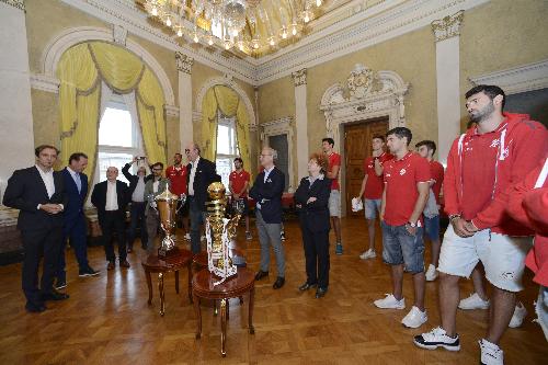 Fabio Scoccimarro (Assessore regionale Ambiente ed Energia), Massimiliano Fedriga (Presidente Regione Friuli Venezia Giulia),Tiziana Gibelli (Assessore regionale Cultura e Sport) premiano la squadra di basket Alma promossa in A1- Trieste 22/06/2018
