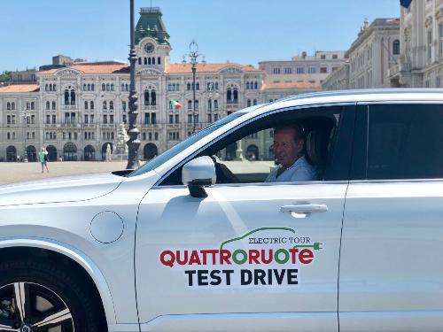 Nella foto l'assessore regionale all’Ambiente ed energia, Fabio Scoccimarro, oggi a Trieste durante il test drive nell’ambito dell’Electric tour organizzato da Quattroruote. 