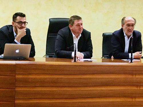 Il Vicegovernatore della Regione Riccardo Riccardi insieme al sindaco (al centro) Daniele Galizio e l'assessore comunale alla Salute Luca Abriola (a sinistra) durante l'incontro svoltosi in Muncipio a Latisana 