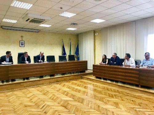 Una fase dell'incontro in municipio a Latisana sui temi nrelativi alla sanità locale, alla presenza del vicegovernatore della Regione Riccardo Riccardi