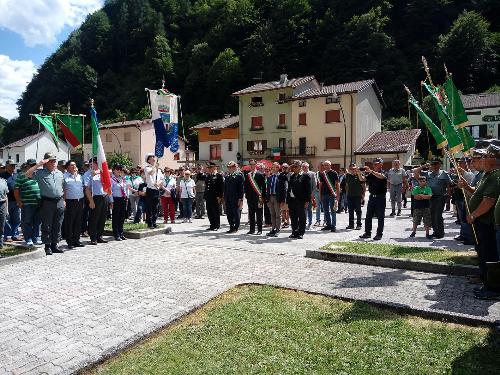 Una fase delle celebrazioni dedicate alla festa del patrono dei Forestali d'Italia, San Giovanni Gualberto, svoltasi quest'anno a Timau alla presenza dell'assessore regionale Stefano Zannier