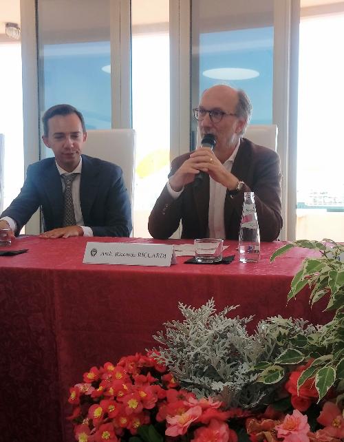 Il vicegovernatore del Friuli Venezia Giulia Riccardo Riccardi, interviene al convegno "Quale futuro delle Regioni?" a Lignano Sabbiadoro. A sinistra il sindaco Luca Fanotto