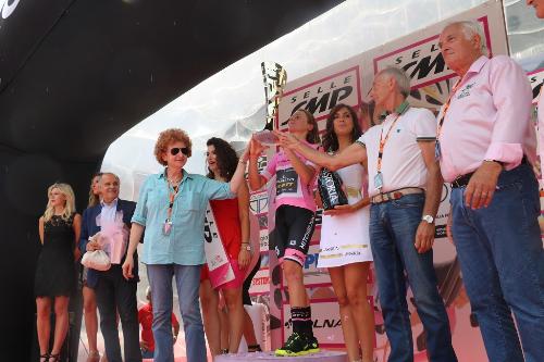 L’assessore regionale allo Sport Tiziana Gibelli premia la Maglia Rosa Annemiek Van Vleuten all'arrivo della tappa finale del Giro Rosa in piazza Foro Giulio Cesare a Cividale.