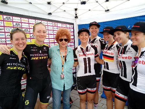 L'assessore regionale allo Sport Tiziana Gibelli con alcune delle 130 atlete del 29° Giro Rosa all'arrivo della tappa finale a Cividale.