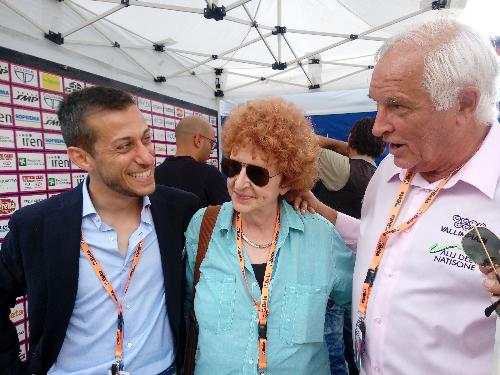 L'assessore Gibelli con (da sin.) l’assessore allo Sport di Cividale Giuseppe Ruolo e il presidente del Comitato di tappa del Fvg del Giro Rosa Enzo Cainero.