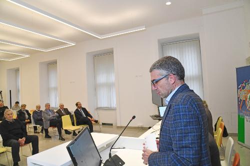 L'assessore regionale Pierpaolo Roberti prende la parola nella Sala Colonne di Trieste