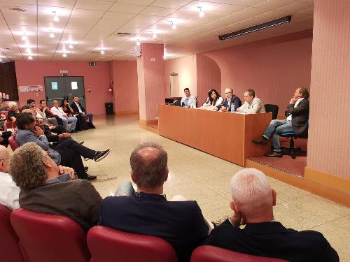 Il vicegovernatore Riccardi nel corso del confronto con gli operatori sanitari dell'ospedale San Polo di Monfalcone