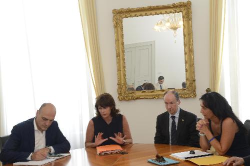 Igor Giacomini (direttore Ufficio scolastico regionale), Alessia Rosolen (assessore regionale Lavoro, Formazione, Istruzione, Ricerca, Università e Famiglia), Mario Pittoni (presidente Commissione cultura e istruzione del Senato) e Anna Maria Cisint (sindaco di Monfalcone) 