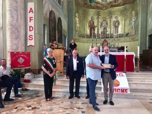 Il vicegovernatore della Regione Riccardo Riccardi premia uno degli associati della sezione di Ragogna dell'Afds