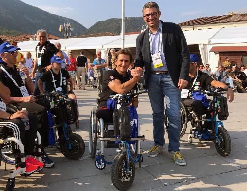 L'assessore regionale Pierpaolo Roberti con il portacolori della nazionale italiana Alex Zanardi durante la cerimonia di apertura dei mondiali di paraciclismo in corso a Maniago