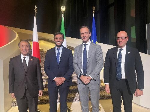 Il Governatore della Regione Massimiliano Fedriga (secondo da destra) insieme al Commissario generale per l'Italia a Expo Mario Vattani (primo da destra), il Console generale d'Italia a Osaka Marco Prencipe (terzo da destra) e l'ambasciatore per il Kansai Himeno Tsutomu (primo da sinistra)
