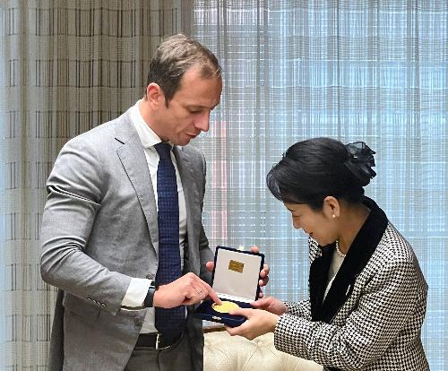 Il governatore del Friuli Venezia Giulia Massimiliano Fedriga con la vicepresidente della Camera di commercio e industria di Osaka Kyoko Hirose