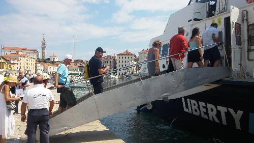 Passeggeri che si imbarcano a Pirano sull'aliscafo, diretti a Trieste 