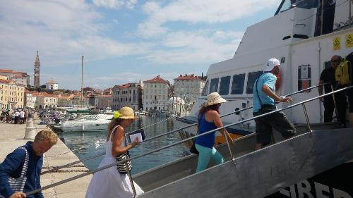 Passeggeri che si imbarcano a Pirano sull'aliscafo, diretti a Trieste