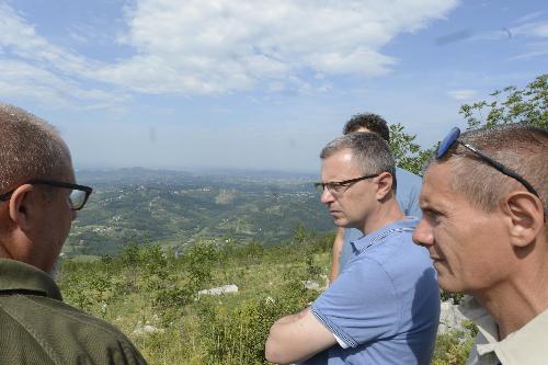 Stefano Zannier (Assessore regionale Risorse agroalimentari e forestali) al sopralluogo sul Monte Sabotino per il progetto pascolo e la prevenzione degli incendi