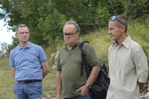 Stefano Zannier (Assessore regionale Risorse agroalimentari e forestali) al sopralluogo sul Monte Sabotino per il progetto pascolo e la prevenzione degli incendi