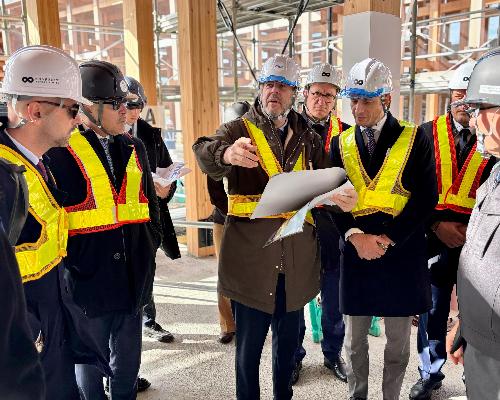 Il governatore Fedriga (al centro a destra) durante il sopralluogo al cantiere Expo di Osaka.