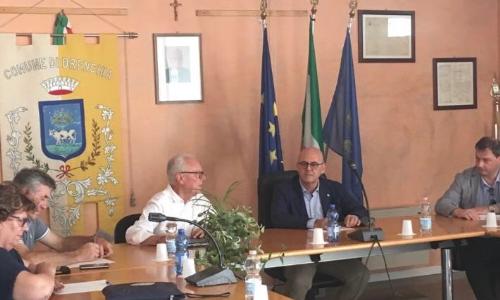L'assessore regionale alla Funzione pubblica Sebastiano Callari all'incontro con i sindaci delle Valli nel municipio di Drenchia 