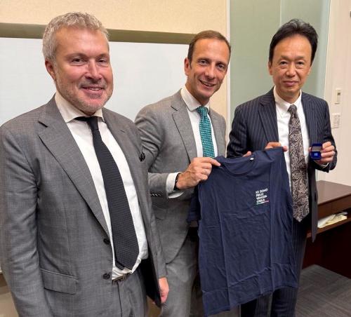 Il governatore Fedriga e l'assessore Bini con l'executive officer, vice president e global strategic planning & marketing di Mitsubishi Electric Masahiro Oya
