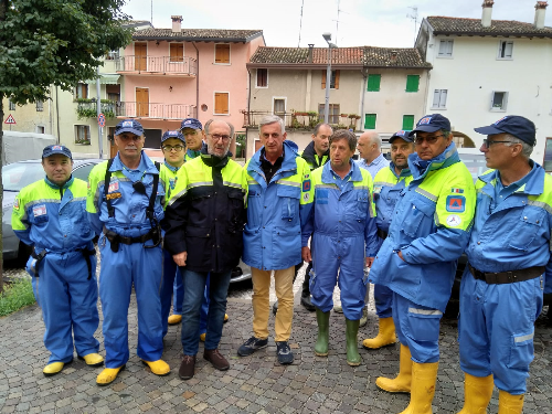 Il vicepresidente della Regione e assessore alla Protezione civile a Caneva con il sindaco Andrea Attilio Gava e i volontari del gruppo comunale di Pc.