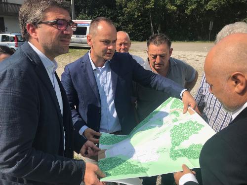 L’assessore regionale alle Autonomie locali Pierpaolo Roberti visiona il progetto del nuovo polifunzionale con il sindaco di Forgaria nel Friuli Marco Chiapolino