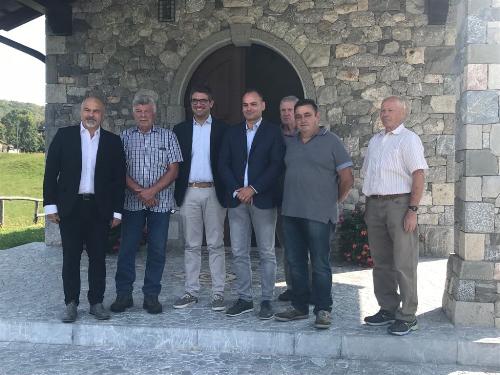 L’assessore regionale alle Autonomie locali Pierpaolo Roberti, al centro con il sindaco di Forgaria Marco Chiapolino, accompagnati dall’assessore comunale alla Protezione civile Andrea Goi, dall’assessore al Turismo, Pierluigi Molinaro e da una rappresentanza del Gruppo comunale degli Alpini capeggiata dal presidente Danilo Agnola