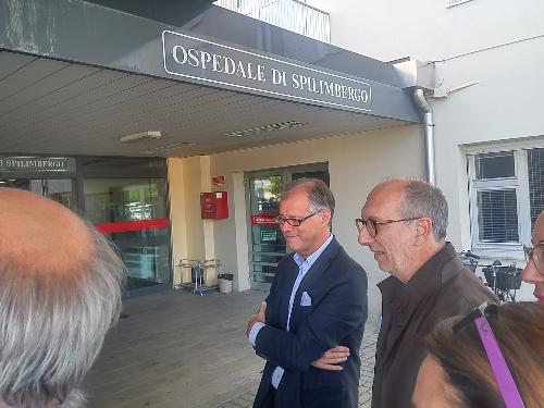 Il vicegovernatore della Regione FVG Riccardo Riccardi all'ingresso dell'ospedale di Spilimbergo