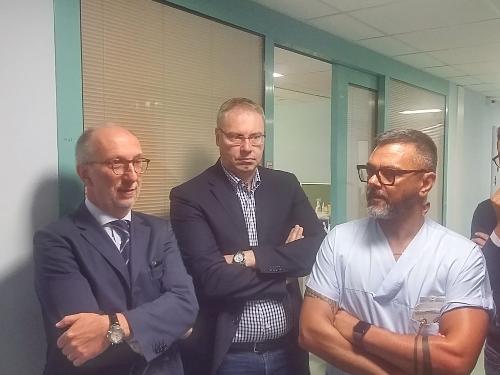 Il vicegovernatore Riccardi e il capogruppo Bordin a confronto con un operatore sanitario dell'ospedale di Latisana