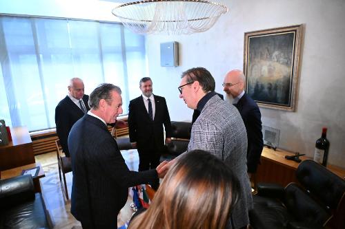L'assessore Scoccimarro mentre stringe la mano al presidente Vucic. Sullo sfondo da sinistra Roberto Antonione (Ince), Alessando Minon presidente Finest e l'ambasciatore Luca Gori
