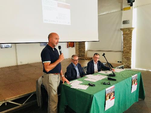 Uno scatto fotografico con l’assessore regionale alle Risorse agroalimentari e foreste Stefano Zannier nel corso del seminario dedicato al progetto  Dory