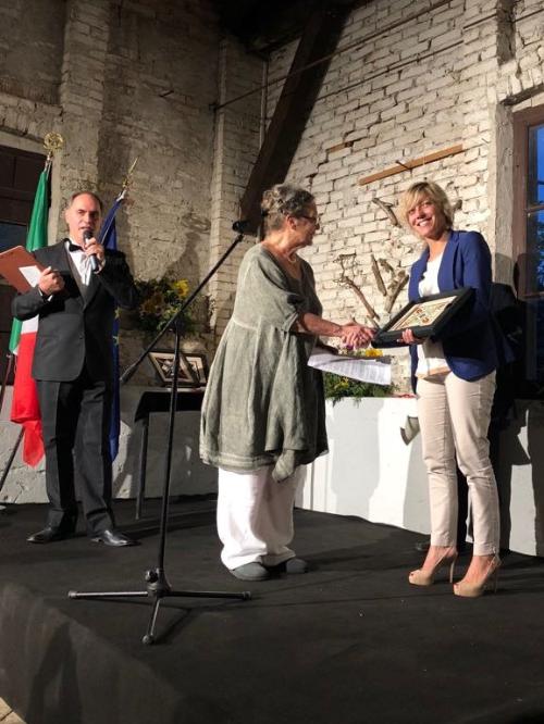 L'assessore Zilli mentre conferisce il Premio Merit Furlan a Silvia Schiavi Fachin