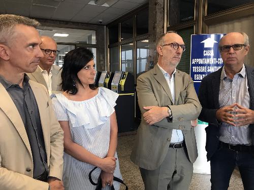 Da sinistra, il sindaco di Sacile Carlo Spagnol, il sottosegretario Vannia Gava, il vicegovernatore del Friuli Venezia Giulia Riccardo Riccardi e il direttore generale dell'Aas 5 Giorgio Simon all'ingresso dell'ospedale di Sacile