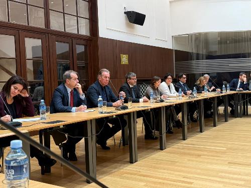 La delegazione Fvg e Sistema Nord Est. all'incontro al ministero delle Finanze a Belgrado Al centro l'assessore Scoccimarro. 