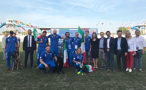 Stefano Zannier (Assessore regionale Risorse agroalimentari e forestali) nella foto di gruppo all'apertura del Campionato del mondo cani da salvamento e difesa 