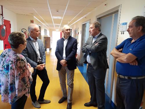 Il vicegovernatore del Friuli Venezia Giulia Riccardo Riccardi, con Claudio Riccobon (a sinistra) amministratore delegato e direttore generale della clinica Città di Udine, Claudio Rieppi direttore sanitario e Antonino Agosto, presidente (a destra)