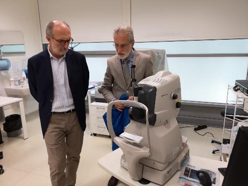 Il vicegovernatore del Friuli Venezia Giulia Riccardo Riccardi, con Paolo Brusini responsabile dell’oculistica della clinica Città di Udine