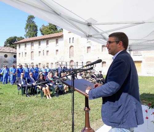 L'assessore Roberti mentre porta il saluto della Regione oggi a Brugnera 