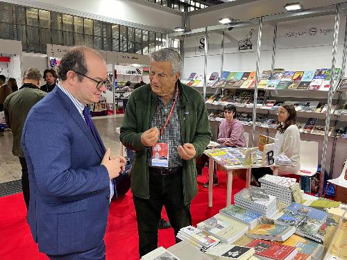 Il vicegovernatore Mario Anzil visita lo stand Fvg di "Più libri più liberi"