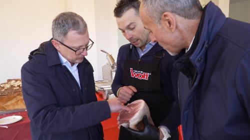 L’assessore alle Risorse agroalimentari, forestali e ittiche Stefano Zannier all’inaugurazione del nuovo punto vendita del caseificio di Enemonzo