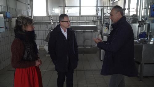 L’assessore alle Risorse agroalimentari, forestali e ittiche Stefano Zannier all’inaugurazione del nuovo punto vendita del caseificio di Enemonzo