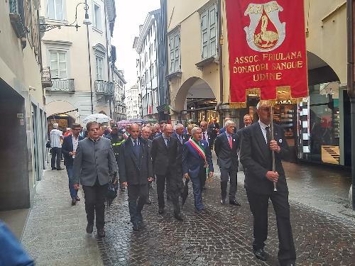 Il vicegovernatore Riccardi durante il corteo che ha portato i labari delle associazioni e dei Comuni dal Duomo di Udine al Congresso dell'Associazione friulana donatori sangue