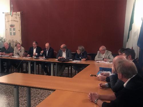 Una fase dell'incontro svoltosi nella sala consilire del Municipio di Spilimbergo tra la commissione comunale Sanità e il vicegovernatore della Regione Riccardo Riccardi 