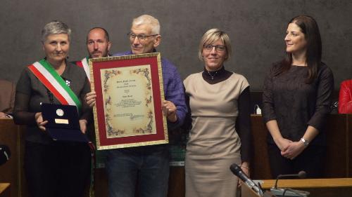 L'assessore Zilli (seconda da destra) durante la premiazione